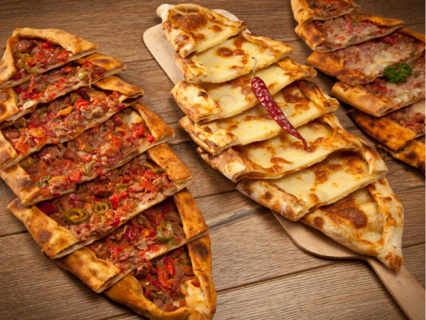 213. Pide mit Sucuk, Spiegelei & Käse